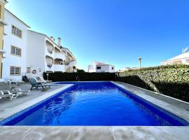 Quarteira Classic 1 With Pool by Homing, hotel en Quarteira