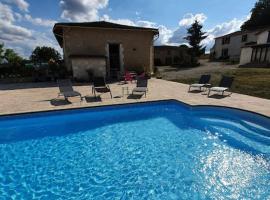 French Farmhouse Retreat with pool & superb views., hytte i Blanzac