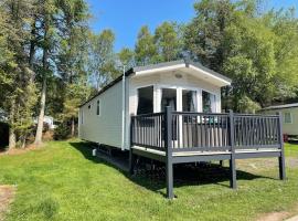 The Warrens - 2 bed caravan for 4 & private hot tub, vacation rental in Swarland