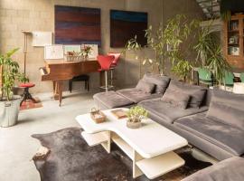 Mari's: Multifunctional Shelter with big Garden, hotel v Gentu