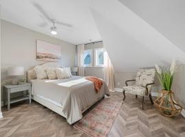 MINUTES FROM CEDAR POINT - Beautiful 4 Bedroom Condo - J, hotel in Sandusky