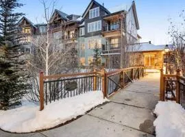 Luxury 2 Bedroom Mountain Vacation Residence With Hot Tub, Pool, And Easy Access To Ski Slopes