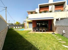 Funtastic Villa With Pool, ξενοδοχείο σε Αλμπουφέιρα