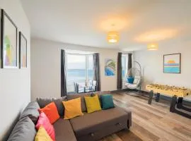 Seafront apartment with balcony, parking and sea views