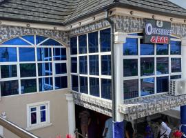 Oak Suites & Bar, hotell i Benin City