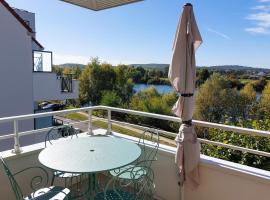 Amazing Apartment In Triel-sur-seine With 2 Bedrooms And Wifi, Hotel in Triel-sur-Seine