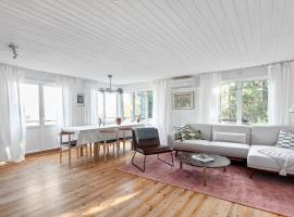 Peaceful family home with indoor fireplace: Åkersberga şehrinde bir otoparklı otel