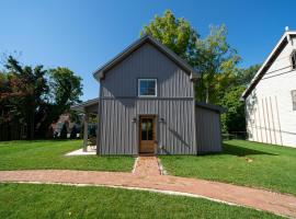 A newly built Tiny House in the center of Historic Kennett Square โรงแรมในเคนเนทท์สแควร์