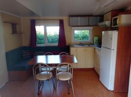 CAMPING LE BEL AIR mobil home LE FIGUIER 6 personnes, hotel with pools in Limogne-en-Quercy