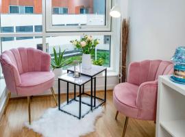 Central Gunwharf Quays Two Bedroom apartment, hotel near Portsmouth Cathedral, Portsmouth