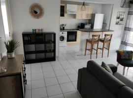 Spacieux et joli appartement de 2 à 4 personnes • Parking • Wifi, недорогой отель в городе Fenouillet