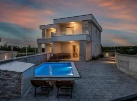 Holiday house Lumina - outdoor swimming pool, 4 bedrooms, WIFI