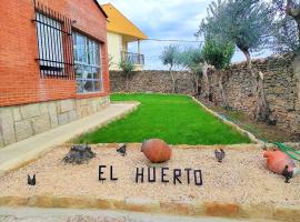 Casa Rural EL HUERTO con Jardín، فندق رخيص في Lumbrales