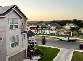 New 3 story home *Seaworld/ Lackland, hotell i Helotes
