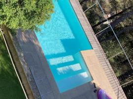 Villa piscine proche cassis, hotel in Roquefort-la-Bédoule