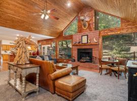 Luxury Rock Creek Cabin w Deck by Lake Hamilton, hotel in Hot Springs
