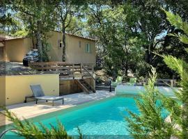 Le Dourmidou - Gite avec piscine, au pied du Luberon, hotel in Oppède