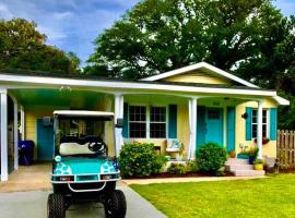 Downtown- Sunshine Cottage and Golf Cart, hotel with parking in Southport