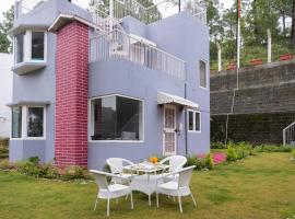 StayVista at Pines & Spruce - Exclusive getaway, Hotel in Lansdowne