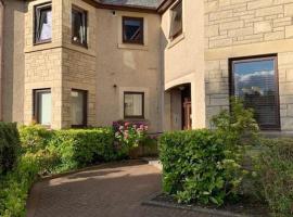 Teith court apartment with private parking., apartamento en Stirling