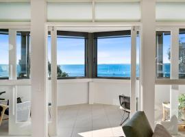 Iconic Mid-century modern, waterfront apartment, hotel near North Geelong Train Station, Geelong