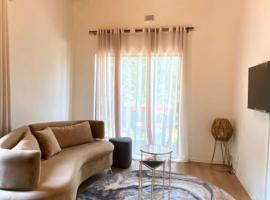 Angazi Guesthouse Unit 2 - Upmarket one bedroom apartment with pool, ξενοδοχείο σε Hillcrest