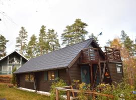 Nice holiday home in Hokensas nature reserve, cabaña o casa de campo en Tidaholm