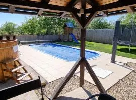 Casa din Vie, Piscină Încălzită, întreaga locație la 15min de centrul orașului Oradea