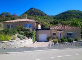 Villa Larzac, hotel in Saint-Georges-de-Luzençon