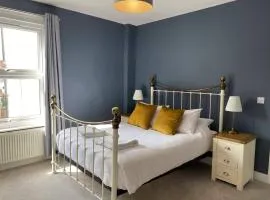 Coast House Cromer - Sleeps 15, hot tub, sea views