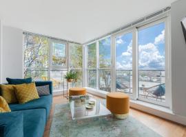 BEST THAMES VIEW in TOWN! LARGE LUXXE NOMAD DESIGN FAMILY HOME, hotel near Tate Britain, London