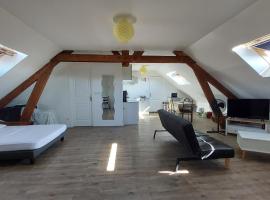 Studio tout confort 2 personnes en plein centre ville, hotel in Roye