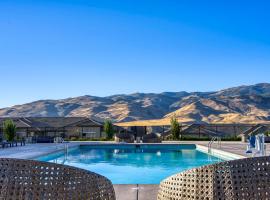 Luxury Retreat - King Beds, Hot Tub, & Pool - Family & Remote Work Friendly, hotell med parkering i Reno
