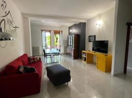 Terrace house appartamento mq 80 adiacente ospedale e clinica, holiday rental in Piacenza