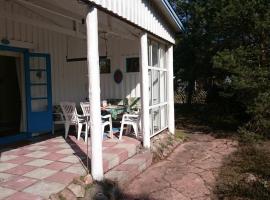 Cozy cottage 250 m from Kämpinge beach, ξενοδοχείο σε Hollviken