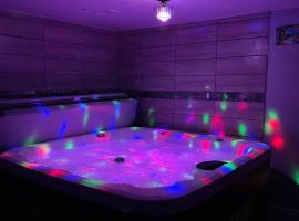 Adults Only vacation rental with Hot tub, hotel near Ford Highland Park Plant, Detroit