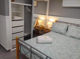 Bedroom with Ensuite - Amazing Strand Location, guest house in Townsville