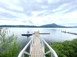 Gorgeous 3 bedroom lake house Suite!, budjettihotelli kohteessa Shawnigan Lake