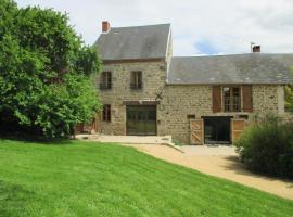 Gîte Marcillat-en-Combraille, 6 pièces, 12 personnes - FR-1-489-198, hotel with parking in Marcillat-en-Combraille