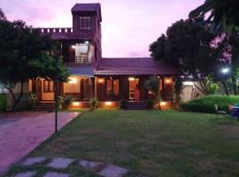 Anchorage - Mesmerizing villa with lawn, BB court, hytte i Mamallapuram