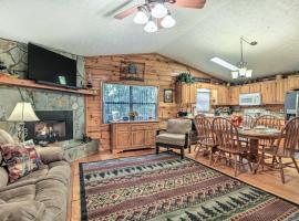 Blairsville Cabin with Private Hot Tub!, קוטג' בBrasstown