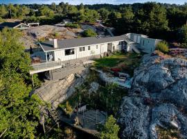 Idyllic Cabin in Lillesand fantastic ocean view, hotel in Lillesand