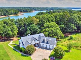 Upscale Family Home with Dock on Lake Hartwell!, hotel in Hartwell