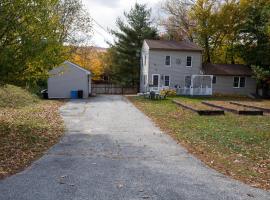 Sunnyside home near Sunday River, Black Mountain, Lakes and Hikes, Hotel in Rumford