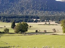 A 5 mns du Puy de Dôme avec Vue imprenable Studio rez de jardin 24m2 neuf à Laschamps, önellátó szállás Saint-Genès-Champanelle városában