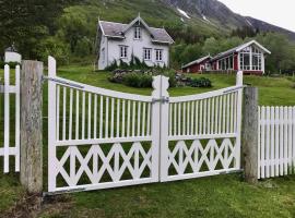 Kjosen Lodge, Lyngen., hotel in Lyngseidet