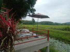 The Green Vale B&B, bed & breakfast σε Ban Na Chaliang