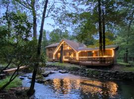 Secluded Chalet On Stream-Mins to Camelback, βίλα σε Tannersville