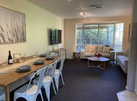 Yarra House - Comfortable 3 bedroom home close to everything!, casa o chalet en Healesville