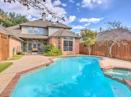 Elegant Plano Home with Private Outdoor Pool! บ้านพักในพลาโน